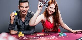 Pemain sepenuh hati menikmati taruhan sepak bola di gelutbet melalui ponsel mereka