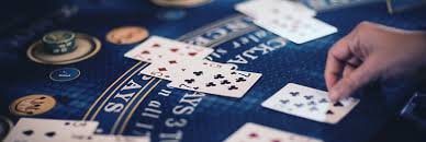 Beragam permainan kasino langsung dengan dealer profesional dan interface interaktif gelutbet